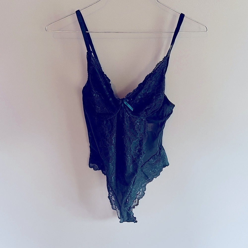 Lace Bodysuit Green NWT Avid love lace bodysuit
